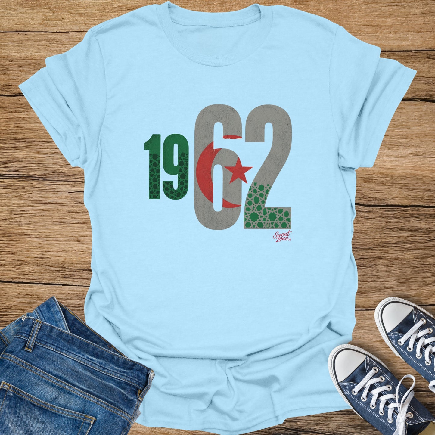 Light blue t-shirt with "1962" and Algerian flag details.