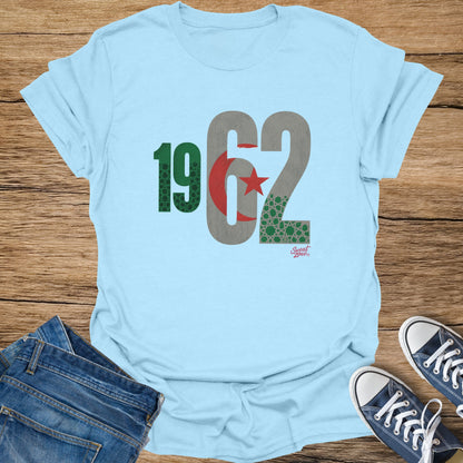 Light blue t-shirt with "1962" and Algerian flag details.